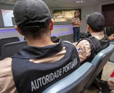 Os Portos do Paraná trabalham constantemente para fortalecer a segurança na região do Porto de Paranaguá. Além da atuação conjunta com Polícia Militar, Polícia Rodoviárias Federal e Estadual e Guarda Municipal, na segurança de caminhões e veículos na entrada da cidade, a Unidade Administrativa de Segurança Portuária (UASP) atua para coibir ações criminosas dentro do cais público.  -  Paranaguá, 26/04/2019  -  Foto: Cláudio Neves/APPA