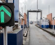 Os Portos do Paraná trabalham constantemente para fortalecer a segurança na região do Porto de Paranaguá. Além da atuação conjunta com Polícia Militar, Polícia Rodoviárias Federal e Estadual e Guarda Municipal, na segurança de caminhões e veículos na entrada da cidade, a Unidade Administrativa de Segurança Portuária (UASP) atua para coibir ações criminosas dentro do cais público.  -  Paranaguá, 26/04/2019  -  Foto: Cláudio Neves/APPA