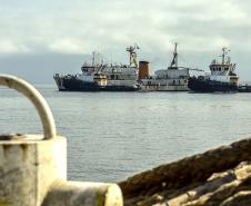 O navio Sirius (H-21), da Marinha do Brasil, está nas proximidades da Barra de Paranaguá para o levantamento hidrográfico que vai permitir a atualização de uma das Cartas Náuticas. Com o dados atualizados, a navegação ficará mais segura na região. Com mais segurança, também existem os ganhos operacionais nos Portos do Paraná. Foto: Claudio Neves/APPA