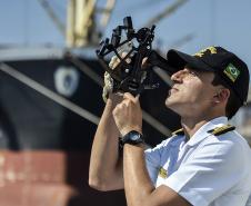O navio Sirius (H-21), da Marinha do Brasil, está nas proximidades da Barra de Paranaguá para o levantamento hidrográfico que vai permitir a atualização de uma das Cartas Náuticas. Com o dados atualizados, a navegação ficará mais segura na região. Com mais segurança, também existem os ganhos operacionais nos Portos do Paraná. Foto: Claudio Neves/APPA