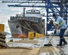Os Portos do Paraná vão usar a partir deste mês um sistema eletrônico de rastreamento nos veículos que fazem o transporte de caçambas com os resíduos sólidos produzidos no cais, no pátio de triagem e no entorno da área portuária. Foto: Claudio Neves/APPA