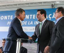 O governador Carlos Massa Ratinho Junior recebe  em Foz do Iguaçu, o presidente Jair Bolsonaro e o presidente do Paraguai Mario Abdo Benítez para o lançamento da pedra fundamental da segunda ponte entre Brasil e Paraguai, em cerimônia  no Marco das Três Fronteiras, nesta sexta-feira (10).   Foz do Iguaçu, 10/05/2019 -  Foto: Geraldo Bubniak/ANPr