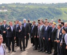 O governador Carlos Massa Ratinho Junior recebe  em Foz do Iguaçu, o presidente Jair Bolsonaro e o presidente do Paraguai Mario Abdo Benítez para o lançamento da pedra fundamental da segunda ponte entre Brasil e Paraguai, em cerimônia  no Marco das Três Fronteiras, nesta sexta-feira (10).   Foz do Iguaçu, 10/05/2019 -  Foto: Geraldo Bubniak/ANPr