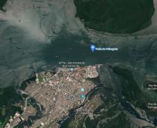 O Governo do Paraná lançou, esta semana, o edital para remoção de formações rochosas que são obstáculos para a navegação na entrada do Porto de Paranaguá. A obra, chamada de derrocagem, é aguardada há décadas pela comunidade portuária e vai permitir que os portos paranaenses recebam navios maiores, com capacidade de carga superior. Foto: Divulgação/APPA