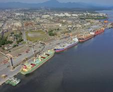 O Governo do Paraná lançou o edital para remoção de formações rochosas que são obstáculos para a navegação na entrada do Porto de Paranaguá. A obra, chamada de derrocagem, é aguardada há décadas pela comunidade portuária e vai permitir que os portos paranaenses recebam navios maiores, com capacidade de carga superior. Foto: José Fernando Ogura/ANPr