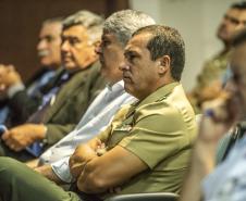 Os Portos do Paraná receberam nesta quinta-feira (23) alunos militares e civis da Escola Superior de Guerra (ESG), do Ministério da Defesa, participantes do Curso de Logística e Mobilização Nacional. Além de assistir a uma palestra sobre as atividades portuárias no Estado, o grupo visitou o cais do Porto de Paranaguá. Foto: Claudio Neves/Appa