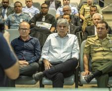 Os Portos do Paraná receberam nesta quinta-feira (23) alunos militares e civis da Escola Superior de Guerra (ESG), do Ministério da Defesa, participantes do Curso de Logística e Mobilização Nacional. Além de assistir a uma palestra sobre as atividades portuárias no Estado, o grupo visitou o cais do Porto de Paranaguá. Foto: Claudio Neves/Appa