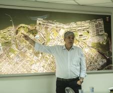 Os Portos do Paraná receberam nesta quinta-feira (23) alunos militares e civis da Escola Superior de Guerra (ESG), do Ministério da Defesa, participantes do Curso de Logística e Mobilização Nacional. Além de assistir a uma palestra sobre as atividades portuárias no Estado, o grupo visitou o cais do Porto de Paranaguá. Foto: Claudio Neves/Appa