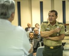 Os Portos do Paraná receberam nesta quinta-feira (23) alunos militares e civis da Escola Superior de Guerra (ESG), do Ministério da Defesa, participantes do Curso de Logística e Mobilização Nacional. Além de assistir a uma palestra sobre as atividades portuárias no Estado, o grupo visitou o cais do Porto de Paranaguá. Foto: Claudio Neves/Appa