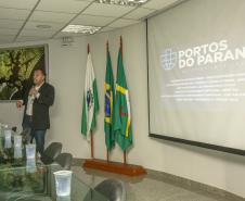 Os Portos do Paraná receberam nesta quinta-feira (23) alunos militares e civis da Escola Superior de Guerra (ESG), do Ministério da Defesa, participantes do Curso de Logística e Mobilização Nacional. Além de assistir a uma palestra sobre as atividades portuárias no Estado, o grupo visitou o cais do Porto de Paranaguá. Foto: Claudio Neves/Appa
