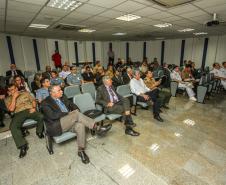Os Portos do Paraná receberam nesta quinta-feira (23) alunos militares e civis da Escola Superior de Guerra (ESG), do Ministério da Defesa, participantes do Curso de Logística e Mobilização Nacional. Além de assistir a uma palestra sobre as atividades portuárias no Estado, o grupo visitou o cais do Porto de Paranaguá. Foto: Claudio Neves/Appa