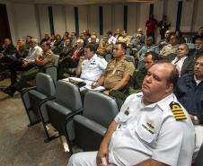 Os Portos do Paraná receberam nesta quinta-feira (23) alunos militares e civis da Escola Superior de Guerra (ESG), do Ministério da Defesa, participantes do Curso de Logística e Mobilização Nacional. Além de assistir a uma palestra sobre as atividades portuárias no Estado, o grupo visitou o cais do Porto de Paranaguá. Foto: Claudio Neves/Appa