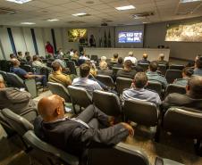 Os Portos do Paraná receberam nesta quinta-feira (23) alunos militares e civis da Escola Superior de Guerra (ESG), do Ministério da Defesa, participantes do Curso de Logística e Mobilização Nacional. Além de assistir a uma palestra sobre as atividades portuárias no Estado, o grupo visitou o cais do Porto de Paranaguá. Foto: Claudio Neves/Appa