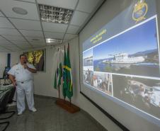 Os Portos do Paraná receberam nesta quinta-feira (23) alunos militares e civis da Escola Superior de Guerra (ESG), do Ministério da Defesa, participantes do Curso de Logística e Mobilização Nacional. Além de assistir a uma palestra sobre as atividades portuárias no Estado, o grupo visitou o cais do Porto de Paranaguá. Foto: Claudio Neves/Appa