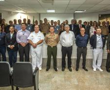 Os Portos do Paraná receberam nesta quinta-feira (23) alunos militares e civis da Escola Superior de Guerra (ESG), do Ministério da Defesa, participantes do Curso de Logística e Mobilização Nacional. Além de assistir a uma palestra sobre as atividades portuárias no Estado, o grupo visitou o cais do Porto de Paranaguá. Foto: Claudio Neves/Appa