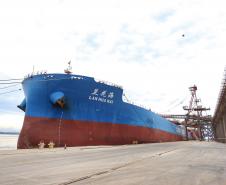 O Porto de Paranaguá vai movimentar nesta semana a maior quantidade de grãos para exportação da história. O navio chinês Lan Hua Hai chega nesta segunda-feira (27) no porto paranaense e vai receber 90 mil toneladas de farelo de soja - o equivalente a cerca de 2,5 mil carretas carregadas. A previsão é que a operação dure quatro dias.  -  Paranaguá, 28/05/2019  -  Foto: José Fernando Ogura/ANPr