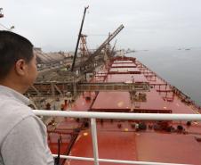 O Porto de Paranaguá vai movimentar nesta semana a maior quantidade de grãos para exportação da história. O navio chinês Lan Hua Hai chega nesta segunda-feira (27) no porto paranaense e vai receber 90 mil toneladas de farelo de soja ? o equivalente a cerca de 2,5 mil carretas carregadas. A previsão é que a operação dure quatro dias.  -  Paranaguá, 28/05/2019  -  Foto: José Fernando Ogura/ANPr