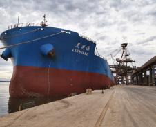 O Porto de Paranaguá vai movimentar nesta semana a maior quantidade de grãos para exportação da história. O navio chinês Lan Hua Hai chega nesta segunda-feira (27) no porto paranaense e vai receber 90 mil toneladas de farelo de soja ? o equivalente a cerca de 2,5 mil carretas carregadas. A previsão é que a operação dure quatro dias.  -  Paranaguá, 28/05/2019  -  Foto: José Fernando Ogura/ANPr