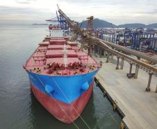 O Porto de Paranaguá vai movimentar nesta semana a maior quantidade de grãos para exportação da história. O navio chinês Lan Hua Hai chega nesta segunda-feira (27) no porto paranaense e vai receber 90 mil toneladas de farelo de soja ? o equivalente a cerca de 2,5 mil carretas carregadas. A previsão é que a operação dure quatro dias.  -  Paranaguá, 28/05/2019  -  Foto: José Fernando Ogura/ANPr