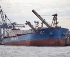 O Porto de Paranaguá vai movimentar nesta semana a maior quantidade de grãos para exportação da história. O navio chinês Lan Hua Hai chega nesta segunda-feira (27) no porto paranaense e vai receber 90 mil toneladas de farelo de soja ? o equivalente a cerca de 2,5 mil carretas carregadas. A previsão é que a operação dure quatro dias.  -  Paranaguá, 28/05/2019  -  Foto: José Fernando Ogura/ANPr
