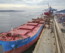O Porto de Paranaguá vai movimentar nesta semana a maior quantidade de grãos para exportação da história. O navio chinês Lan Hua Hai chega nesta segunda-feira (27) no porto paranaense e vai receber 90 mil toneladas de farelo de soja ? o equivalente a cerca de 2,5 mil carretas carregadas. A previsão é que a operação dure quatro dias.  -  Paranaguá, 28/05/2019  -  Foto: José Fernando Ogura/ANPr