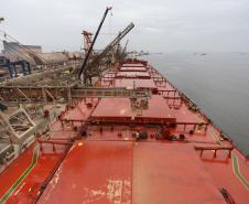 O Porto de Paranaguá vai movimentar nesta semana a maior quantidade de grãos para exportação da história. O navio chinês Lan Hua Hai chega nesta segunda-feira (27) no porto paranaense e vai receber 90 mil toneladas de farelo de soja ? o equivalente a cerca de 2,5 mil carretas carregadas. A previsão é que a operação dure quatro dias.  -  Paranaguá, 28/05/2019  -  Foto: José Fernando Ogura/ANPr