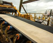 O Porto de Paranaguá registrou nova movimentação recorde. Desta vez, no embarque de açúcar a granel pelo berço 204. Um único navio - o Caravos Glory, das Ilhas Marschall (Oceania) - levará uma carga de 58.175 toneladas para o Oriente Médio. A média dos carregamentos no local geralmente fica entre 40 e 45 mil toneladas.  -  Paranaguá, 03/06/2019  -  Foto: Cláudio Neves/APPA