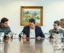 O Porto de Paranaguá terá a primeira reforma no pier público de inflamáveis, que foi construído na década de 1940 e, desde então, recebeu apenas pequenas intervenções de manutenção. Nesta quarta-feira (06), o governador Carlos Massa Ratinho Junior assinou, em reunião no Palácio Iguaçu, a autorização para contratação da empresa que fará a obra. Foto: Rodrigo Felix Leal/ANPr