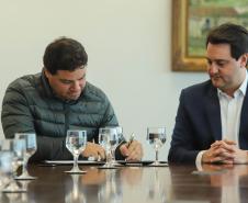 O Porto de Paranaguá terá a primeira reforma no pier público de inflamáveis, que foi construído na década de 1940 e, desde então, recebeu apenas pequenas intervenções de manutenção. Nesta quarta-feira (06), o governador Carlos Massa Ratinho Junior assinou, em reunião no Palácio Iguaçu, a autorização para contratação da empresa que fará a obra. Foto: Rodrigo Felix Leal/ANPr