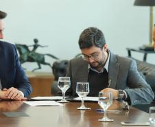 O Porto de Paranaguá terá a primeira reforma no pier público de inflamáveis, que foi construído na década de 1940 e, desde então, recebeu apenas pequenas intervenções de manutenção. Nesta quarta-feira (06), o governador Carlos Massa Ratinho Junior assinou, em reunião no Palácio Iguaçu, a autorização para contratação da empresa que fará a obra. Foto: Rodrigo Felix Leal/ANPr