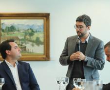 O Porto de Paranaguá terá a primeira reforma no pier público de inflamáveis, que foi construído na década de 1940 e, desde então, recebeu apenas pequenas intervenções de manutenção. Nesta quarta-feira (06), o governador Carlos Massa Ratinho Junior assinou, em reunião no Palácio Iguaçu, a autorização para contratação da empresa que fará a obra. Foto: Rodrigo Felix Leal/ANPr