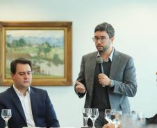 O Porto de Paranaguá terá a primeira reforma no pier público de inflamáveis, que foi construído na década de 1940 e, desde então, recebeu apenas pequenas intervenções de manutenção. Nesta quarta-feira (06), o governador Carlos Massa Ratinho Junior assinou, em reunião no Palácio Iguaçu, a autorização para contratação da empresa que fará a obra. Foto: Rodrigo Felix Leal/ANPr