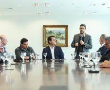 O Porto de Paranaguá terá a primeira reforma no pier público de inflamáveis, que foi construído na década de 1940 e, desde então, recebeu apenas pequenas intervenções de manutenção. Nesta quarta-feira (06), o governador Carlos Massa Ratinho Junior assinou, em reunião no Palácio Iguaçu, a autorização para contratação da empresa que fará a obra. Foto: Rodrigo Felix Leal/ANPr