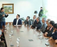 O Porto de Paranaguá terá a primeira reforma no pier público de inflamáveis, que foi construído na década de 1940 e, desde então, recebeu apenas pequenas intervenções de manutenção. Nesta quarta-feira (06), o governador Carlos Massa Ratinho Junior assinou, em reunião no Palácio Iguaçu, a autorização para contratação da empresa que fará a obra. Foto: Rodrigo Felix Leal/ANPr