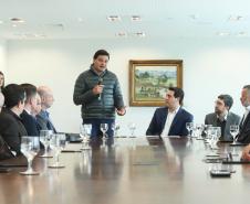 O Porto de Paranaguá terá a primeira reforma no pier público de inflamáveis, que foi construído na década de 1940 e, desde então, recebeu apenas pequenas intervenções de manutenção. Nesta quarta-feira (06), o governador Carlos Massa Ratinho Junior assinou, em reunião no Palácio Iguaçu, a autorização para contratação da empresa que fará a obra. Foto: Rodrigo Felix Leal/ANPr