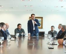 O Porto de Paranaguá terá a primeira reforma no pier público de inflamáveis, que foi construído na década de 1940 e, desde então, recebeu apenas pequenas intervenções de manutenção. Nesta quarta-feira (06), o governador Carlos Massa Ratinho Junior assinou, em reunião no Palácio Iguaçu, a autorização para contratação da empresa que fará a obra. Foto: Rodrigo Felix Leal/ANPr