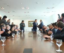 O Porto de Paranaguá terá a primeira reforma no pier público de inflamáveis, que foi construído na década de 1940 e, desde então, recebeu apenas pequenas intervenções de manutenção. Nesta quarta-feira (06), o governador Carlos Massa Ratinho Junior assinou, em reunião no Palácio Iguaçu, a autorização para contratação da empresa que fará a obra. Foto: Rodrigo Felix Leal/ANPr