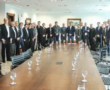 O Porto de Paranaguá terá a primeira reforma no pier público de inflamáveis, que foi construído na década de 1940 e, desde então, recebeu apenas pequenas intervenções de manutenção. Nesta quarta-feira (06), o governador Carlos Massa Ratinho Junior assinou, em reunião no Palácio Iguaçu, a autorização para contratação da empresa que fará a obra. Foto: Rodrigo Felix Leal/ANPr