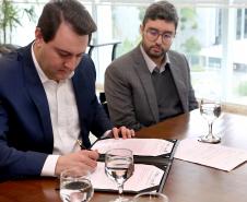 O governador Carlos Massa Ratinho Jr assinou autorização para contratação de empresa especializada em engenharia portuária para execução das obras de recuperação do Píer Público de Inflamáveis do Porto de Paranaguá.Foto Gilson Abreu/ANPr