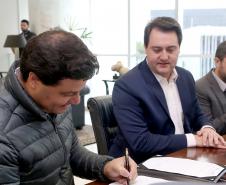 O governador Carlos Massa Ratinho Jr assinou autorização para contratação de empresa especializada em engenharia portuária para execução das obras de recuperação do Píer Público de Inflamáveis do Porto de Paranaguá.Foto Gilson Abreu/ANPr
