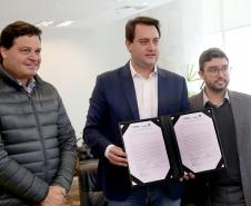 O governador Carlos Massa Ratinho Jr assinou autorização para contratação de empresa especializada em engenharia portuária para execução das obras de recuperação do Píer Público de Inflamáveis do Porto de Paranaguá.Foto Gilson Abreu/ANPr