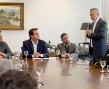 O governador Carlos Massa Ratinho Jr assinou autorização para contratação de empresa especializada em engenharia portuária para execução das obras de recuperação do Píer Público de Inflamáveis do Porto de Paranaguá.Foto Gilson Abreu/ANPr