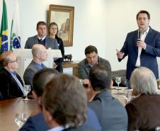 O governador Carlos Massa Ratinho Jr assinou autorização para contratação de empresa especializada em engenharia portuária para execução das obras de recuperação do Píer Público de Inflamáveis do Porto de Paranaguá.Foto Gilson Abreu/ANPr