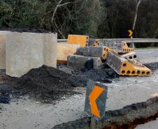 O Departamento de Estradas de Rodagem do Paraná (DER/PR) alerta que a PR-340 continua totalmente interditada no trecho que vai do entroncamento com a BR-153 até o trevo da PR-160, entre os municípios de Tibagi e Telêmaco Borba, na região dos Campos Gerais.  Foto: Divulgação DER
