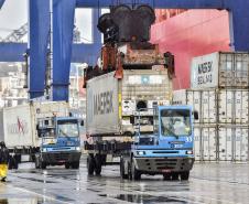 Nesta sexta-feira (14), as operações e manobras de atracação e desatracação de navios nos Portos do Paraná foram intensas. No mesmo ritmo seguem durante todo o final de semana. A previsão da Diretoria de Operações é que o cais público e píeres de Paranaguá sejam 100% ocupados nos próximos dias.Foto: Claudio Neves/Portos do Paraná
