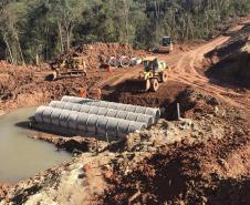 Obras na rodovia que liga Irati a São Mateus do Sul começaram em março e devem ser finalizadas até novembro de 2020. A primeira fase da obra está em andamento desde março, com os serviços de remoção da camada vegetal, drenagem, terraplanagem, construção de bueiros e galerias e implantação de pedreiras e usinas nas proximidades de Irati.  -  Irati, 25/06/2019  -  Foto: Divulgação DER