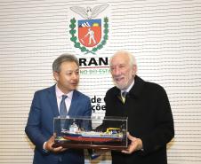 O vice-governador Darci Piana, recebe delegação chinesa, no Palácio Iguaçu. Participaram: Ceo da CCCC Chang Youngbu; presidente da CCCC no Brasil, Lin Li; presidente da Concremat, Mauro Viegas Neto; presidente da SDC do Brasil, Luo Jung; secretário de Infraestrutura e Logística, Sandro Alex; presidente da Paraná Desenvolvimento, Eduardo Bekin e o superintendente dos Portos do Paraná, Luiz Fernando Garcia.Curitiba, 08-07-19.Foto: Arnaldo Alves / ANPr.