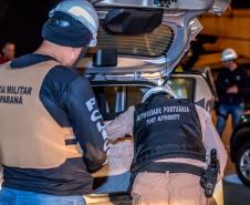 A Administração dos Portos do Paraná, a Polícia Militar e Polícia Federal se integraram para uma megaoperação contra o tráfico de drogas no Porto de Paranaguá. Na noite desta terça-feira (9), um grupo de 20 homens, formado por integrantes da Guarda Portuária, militares e agentes federais, junto de cães farejadores, vistoriaram cerca de 109 veículos que saíram do terminal com destino à África.  Foto: Claudio Neves/Portos do Paraná
