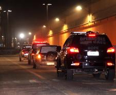 A Administração dos Portos do Paraná, a Polícia Militar e Polícia Federal se integraram para uma megaoperação contra o tráfico de drogas no Porto de Paranaguá. Na noite desta terça-feira (9), um grupo de 20 homens, formado por integrantes da Guarda Portuária, militares e agentes federais, junto de cães farejadores, vistoriaram cerca de 109 veículos que saíram do terminal com destino à África. Foto: Claudio Neves/Portos do Paraná