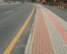 Na PR-417, a Rodovia da Uva, estão sendo duplicados 4,9 quilômetros, que também incluem ciclovia, calçadas, semáforos, iluminação e canteiro central, um investimento de R$ 33,4 milhões. Foto: Divulgação/DER